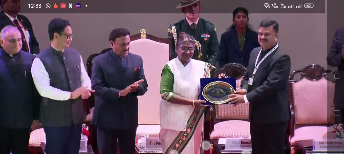 Photo of DM डाॅ. दिनेश चन्द्र को मिला ‘‘बेस्ट इलेक्टोरल प्रैक्टिस अवार्ड-2022‘‘ | BREAKING NEWS