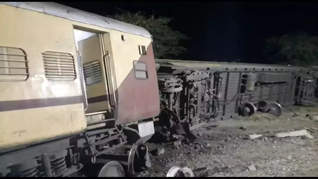 Photo of राजस्थान में बड़ा रेल हादसा, सूर्यनगरी एक्सप्रेस के 8 डिब्बे पटरी से उतरे | BREAKING NEWS