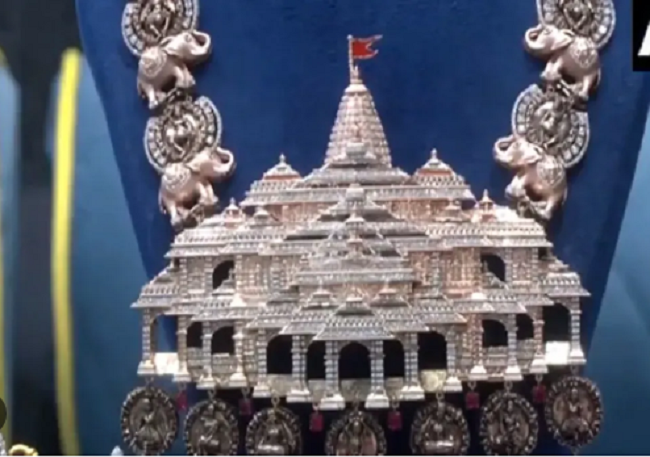 Photo of 5000 अमेरिकी डायमंड से बना राम मंदिर नेकलेस,एक किलो सोने से बनी चरण पादुकाएं