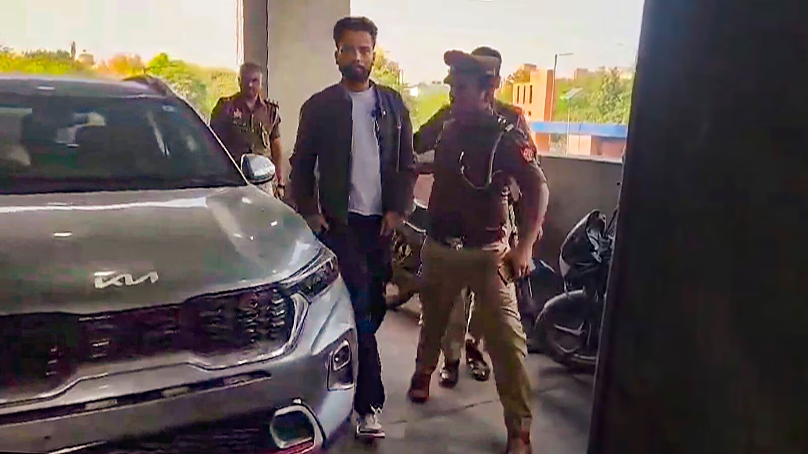 Photo of एल्विश यादव को नोएडा पुलिस ने किया गिरफ्तार, सांप के जहर की सप्लाई का है आरोप