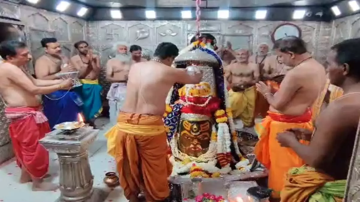 Photo of भगवान महाकाल ने खेली होली, शिवभक्तों पर चढ़ा रंग पंचमी का रंग