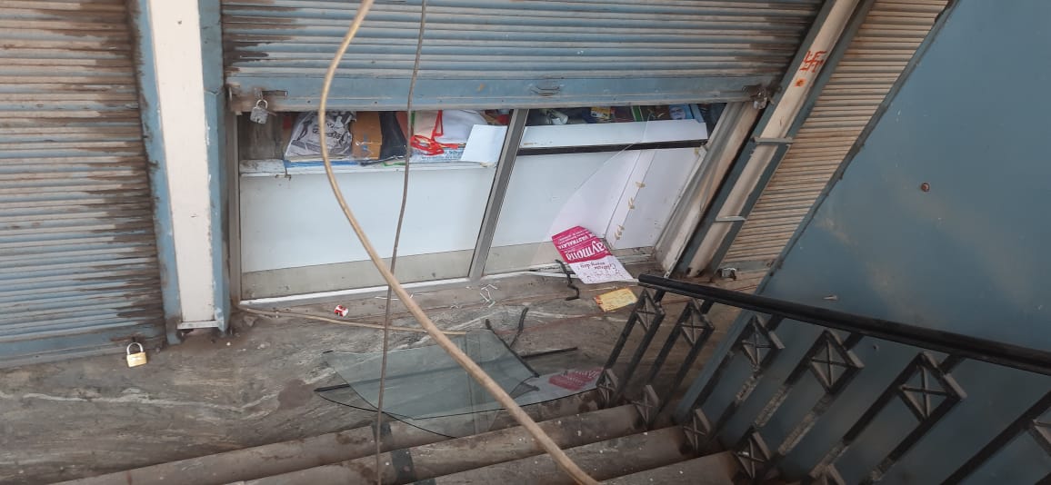 Photo of मेन रोड पर शटर तोड़कर चोर उठा ले गए कीमती सामान