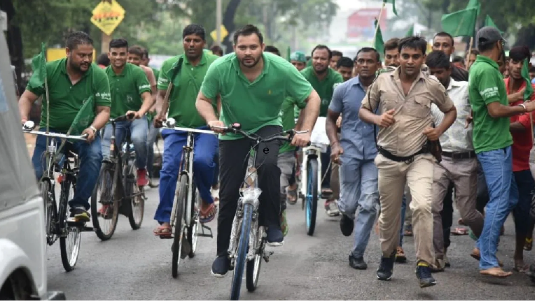 Photo of पांच महीने बाद ही तेजस्वी यादव को मैदान में – RJD की आभार यात्रा की इनसाइड स्टोरी