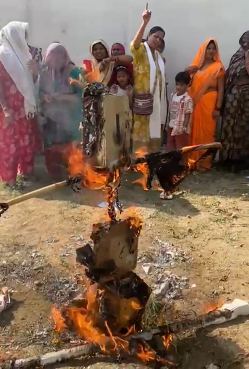 Photo of महिला शक्ति से माफी की मांग तेज, कथावाचक अनिरुद्ध आचार्य के खिलाफ देश-विदेश में विरोध प्रदर्शन