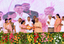 Photo of मुख्यमंत्री के हाथों चाबी, प्रमाण पत्र व चेक पाकर खिल उठे चेहरे