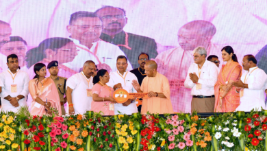 Photo of मुख्यमंत्री के हाथों चाबी, प्रमाण पत्र व चेक पाकर खिल उठे चेहरे