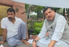 Photo of ‘टॉयलेट तक इस्तेमाल नहीं करने दे रहे’, धरने पर बैठे चंद्रशेखर से मिलने पहुंचे संजय सिंह ने किया दावा