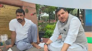 Photo of ‘टॉयलेट तक इस्तेमाल नहीं करने दे रहे’, धरने पर बैठे चंद्रशेखर से मिलने पहुंचे संजय सिंह ने किया दावा