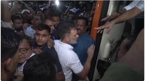 Photo of राहुल गांधी विपक्षी सांसदों के साथ जा रहे गांधी स्मृति, बस में सवार होकर निकले.