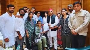 Photo of 21 दिनों तक अनशन करने वाली नेहा बोरा से मिले अखिलेश यादव, ट्वीट की 24 लाइन की कविता