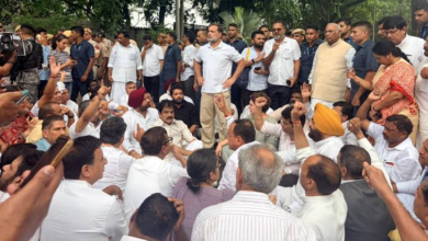 Photo of प्रधानमंत्री के आवास के बाहर पहली बार धरने पर बैठे राहुल गांधी और प्रियंका गांधी, शिक्षा मंत्री के इस्तीफे की उठाई मांग