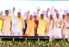 Photo of CM योगी ने बुलाया तो दौड़कर मंच पर पहुंचीं महिलाएं, भेंट किया हाथ से बनाया गया चित्र