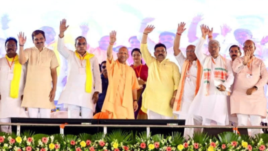 Photo of CM योगी ने बुलाया तो दौड़कर मंच पर पहुंचीं महिलाएं, भेंट किया हाथ से बनाया गया चित्र
