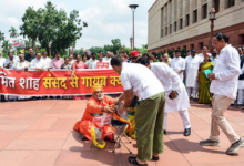 Photo of संसद के बाहर विपक्ष का अनोखा प्रदर्शन, साधु के वेश में पहुंचे पप्पू यादव, राहुल गांधी ने दानपेटी में चढ़ाया चढ़ावा