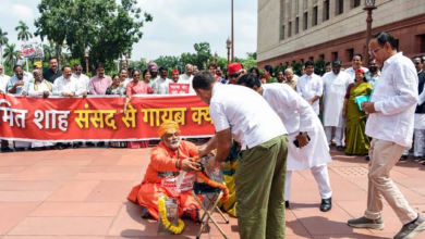 Photo of संसद के बाहर विपक्ष का अनोखा प्रदर्शन, साधु के वेश में पहुंचे पप्पू यादव, राहुल गांधी ने दानपेटी में चढ़ाया चढ़ावा