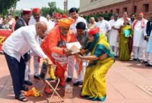 Photo of पुजारी की ड्रेस में पहुंचे पप्पू यादव तो भड़के ओम बिरला, बोले, आप संसद की मर्यादा और पवित्रता खत्म कर रहे हैं