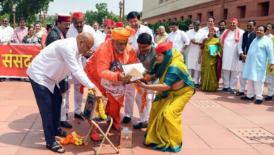 Photo of पुजारी की ड्रेस में पहुंचे पप्पू यादव तो भड़के ओम बिरला, बोले, आप संसद की मर्यादा और पवित्रता खत्म कर रहे हैं