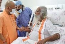 Photo of मुख्यमंत्री योगी ने चिकित्सकों से ली महंत नृत्य गोपाल के स्वास्थ्य की विस्तृत जानकारी