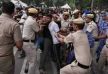 Photo of संसद मार्च बना बवाल! बैरिकेड टूटे, लाठीचार्ज-आंसू गैस के बीच 9 घंटे तक थमी रही दिल्ली