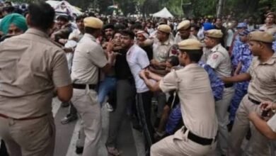 Photo of संसद मार्च बना बवाल! बैरिकेड टूटे, लाठीचार्ज-आंसू गैस के बीच 9 घंटे तक थमी रही दिल्ली