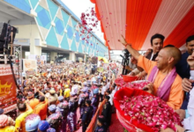 Photo of भोलेनाथ के भक्तों पर मुख्यमंत्री योगी ने की श्रद्धा की पुष्पवर्षा