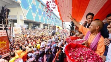 Photo of भोलेनाथ के भक्तों पर मुख्यमंत्री योगी ने की श्रद्धा की पुष्पवर्षा