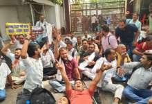 Photo of लखनऊ में BJP दफ्तर में घुसे अभ्यर्थी, आरक्षण घोटाले का आरोप लगाकर जमीन पर लेटे