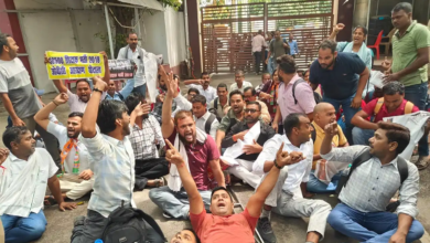 Photo of लखनऊ में BJP दफ्तर में घुसे अभ्यर्थी, आरक्षण घोटाले का आरोप लगाकर जमीन पर लेटे