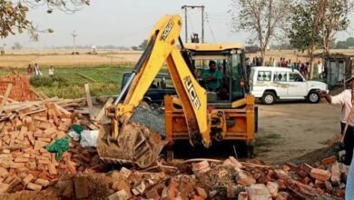 Photo of यूपी सरकार की जमीन पर कब्जा करने वालों की बिल्डिंगों पर चलेगा बुलडोजर, ओखला में कार्रवाई के लिए नोटिस जारी
