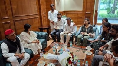 Photo of सपा प्रमुख अखिलेश यादव से लखनऊ में मिले कॉकरोच जनता पार्टी के प्रवक्ता आशुतोष रांका, दोनों के बीच लंबी बातचीत.