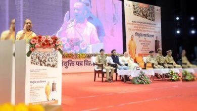 Photo of CM योगी आदित्यनाथ ने 1375 नवचयनित ग्राम पंचायत अधिकारियों को दिया नियुक्ति पत्र, बोले-निष्पक्षता और ईमानदारी से चयन