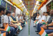 Photo of पीएम मोदी ने दिल्ली मेट्रो में किया सफर: बच्चों से की बातचीत, एसआरसीसी के शताब्दी समारोह में लिया हिस्सा.