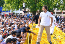Photo of  ‘वोट चोरी’ के मुद्दे पर अब आकाशवाणी भवन में डेरा, जमीन पर बैठे सपा सांसद अखिलेश यादव ,राहुल और प्रियंका गांधी.