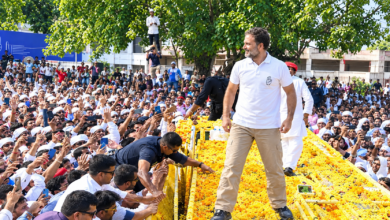Photo of  ‘वोट चोरी’ के मुद्दे पर अब आकाशवाणी भवन में डेरा, जमीन पर बैठे सपा सांसद अखिलेश यादव ,राहुल और प्रियंका गांधी.