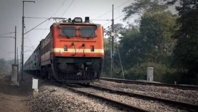 Photo of  लखनऊ आ रही ट्रेनों की लेट लतीफी जारी, 24 घंटे की देरी से आयी एलटीटी-लखनऊ एसी एक्सप्रेस