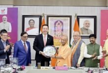 Photo of सिंगापुर दो प्रमुख कंपनियों के साथ हुए एमओयू, मुख्यमंत्री योगी आदित्यनाथ ने सौंपा पात्रता प्रमाणपत्र