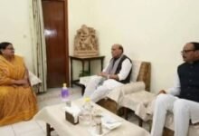 Photo of पूर्व मुख्य सचिव भोला नाथ तिवारी के निधन पर राजनाथ सिंह दुखी, घर पहुंचकर व्यक्त की शोक संवेदना