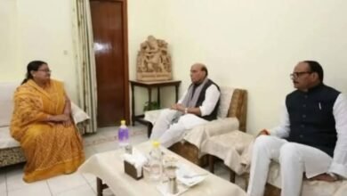 Photo of पूर्व मुख्य सचिव भोला नाथ तिवारी के निधन पर राजनाथ सिंह दुखी, घर पहुंचकर व्यक्त की शोक संवेदना